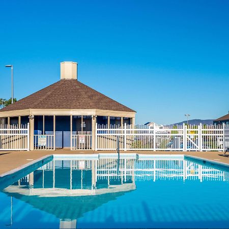 Clarion Pointe Harrisonburg Hotel Exterior photo